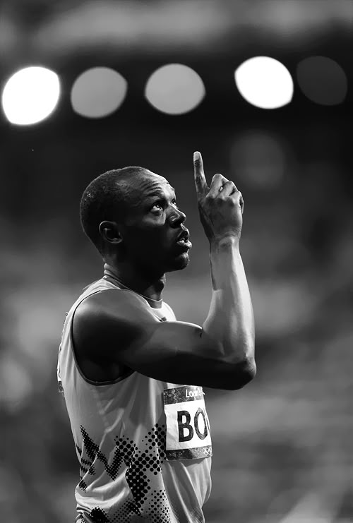 Usain Bolt señalando al cielo
