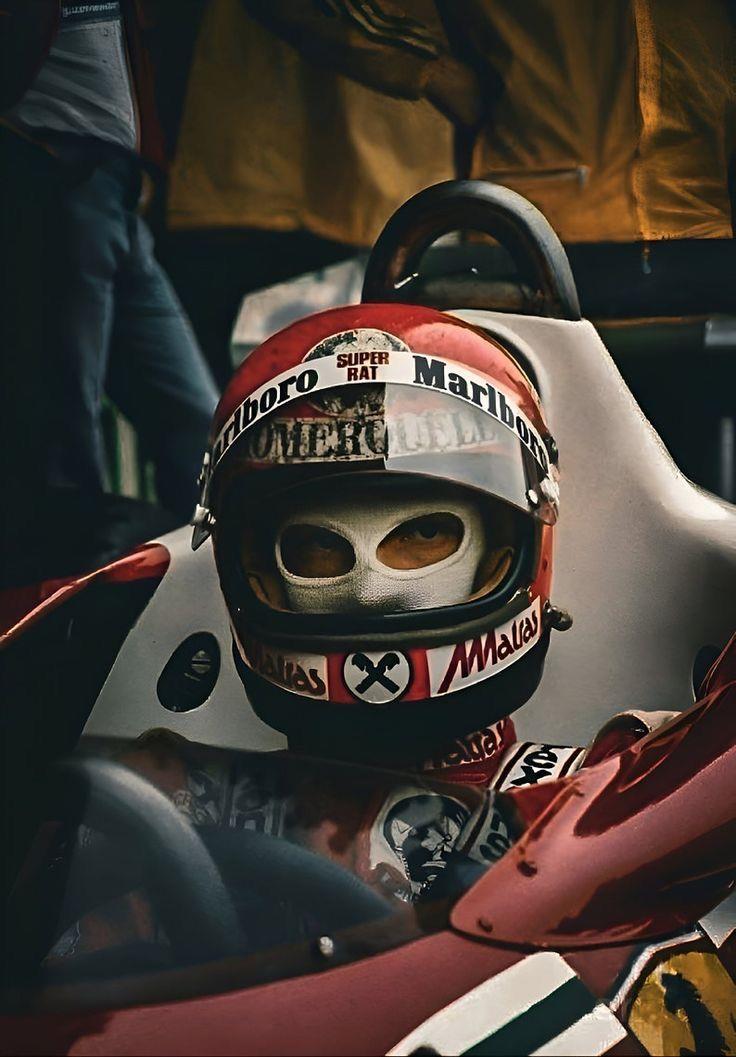 Niki Lauda al volante con casco rojo