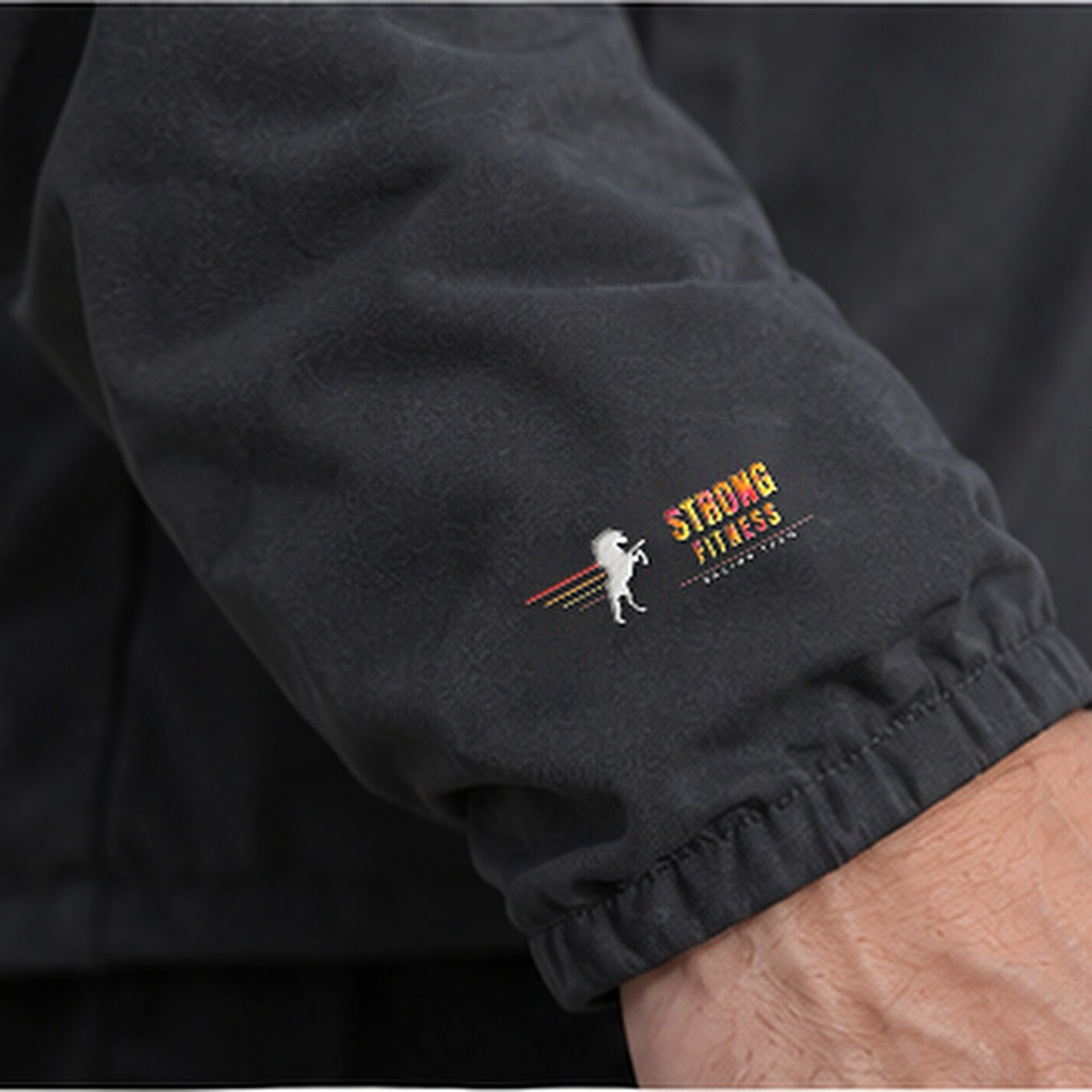 Detalle del logo Racing Team en la chaqueta softshell de Strong Fitness