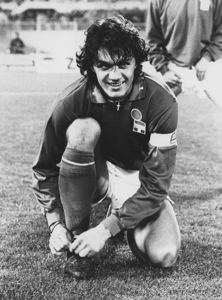 Paolo Maldini atándose las botas